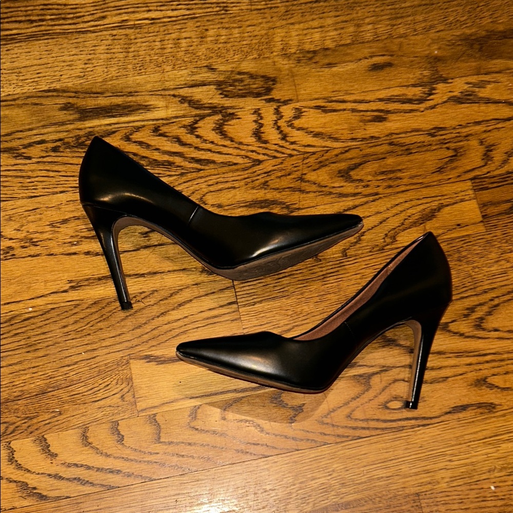Christian Siriano Black Pointed-Toe Vegan Leather Pumps - Picture 5 of 9